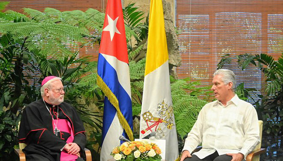 Monseñor_Paul_Richard_Gallaghe_y_Miguel_Díaz Canel_Bermúdez