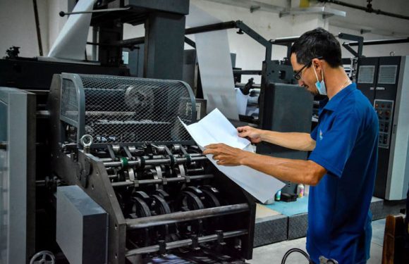 La instalación de una moderna tecnología en el Poligráfico de Holguín General José Miró Argenter permitirá la impresión a color de la prensa nacional para el oriente cubano. Foto: Juan Pablo Carreras/ACN.