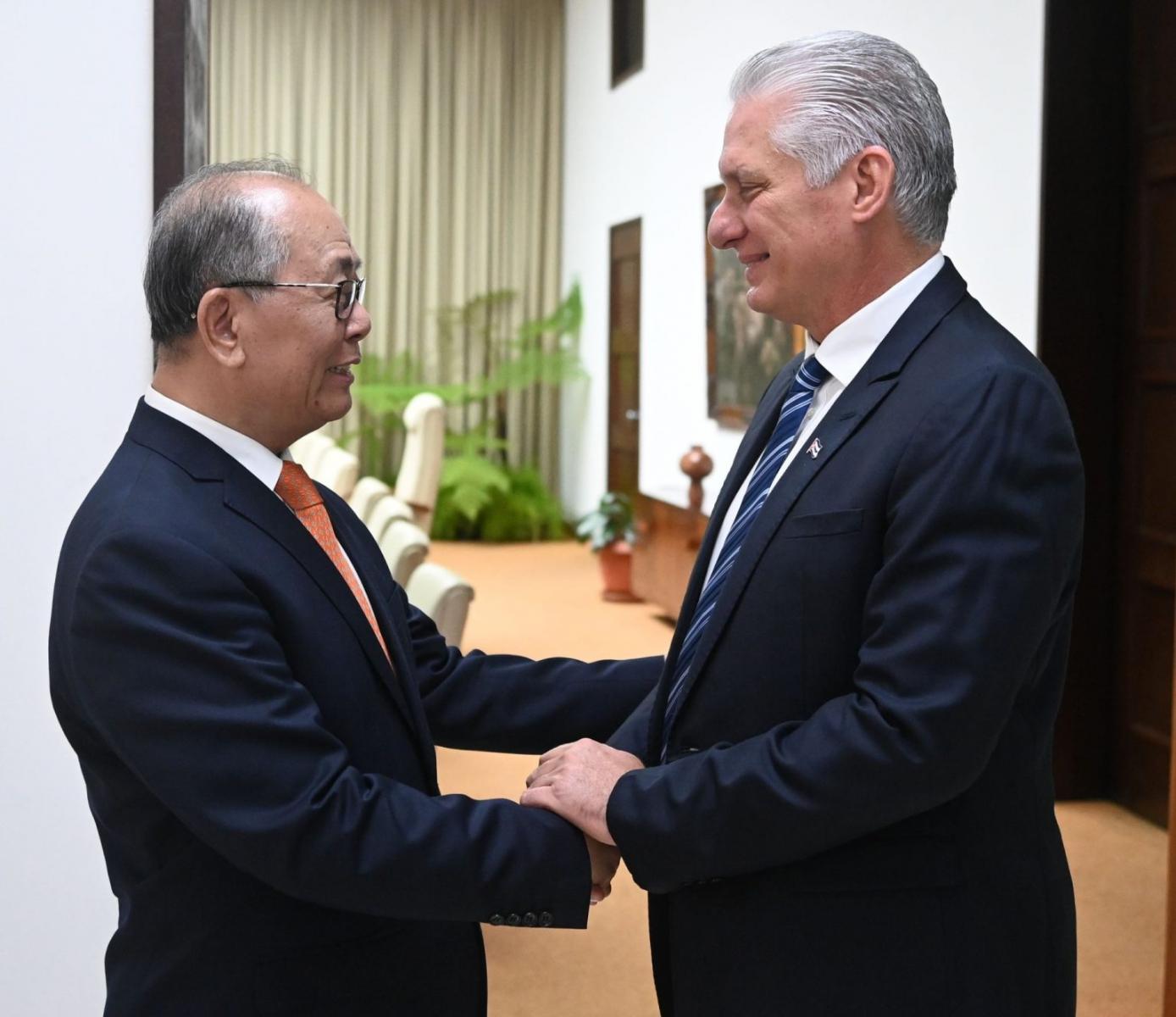 Miguel Díaz-Canel y Qiu Xiaoqi