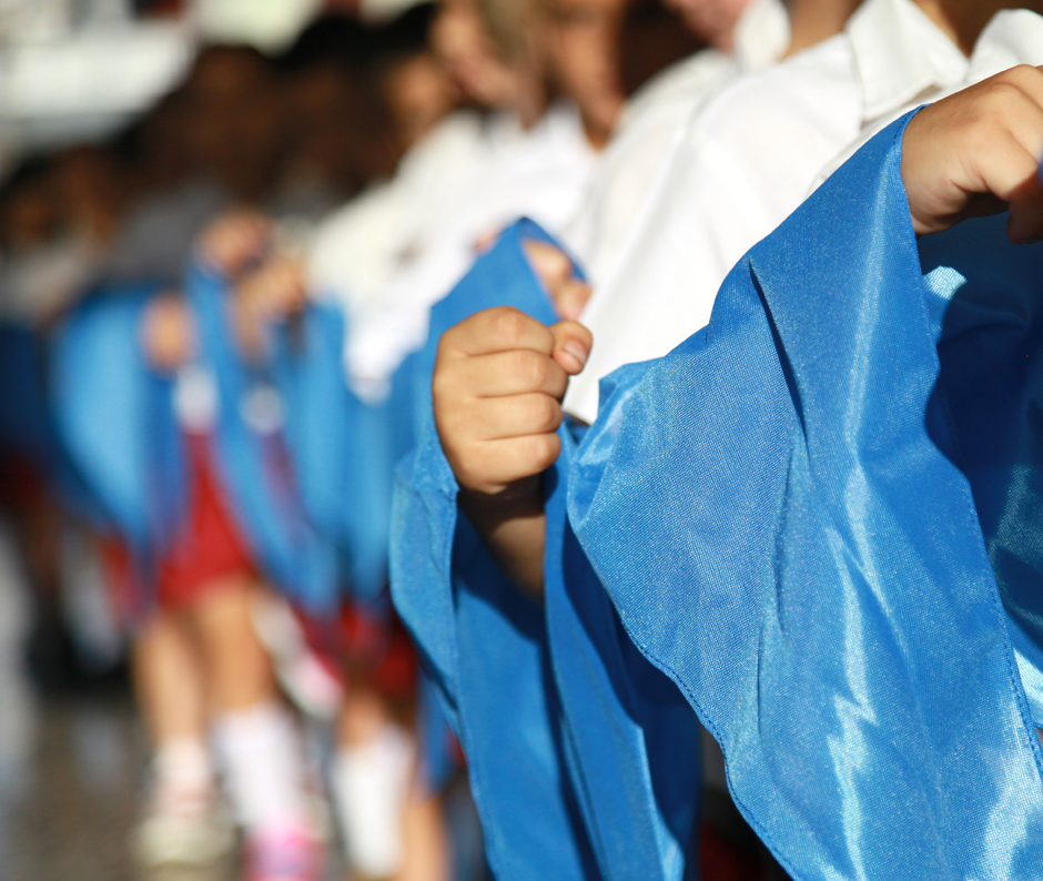 En los brazos tiernos, las pañoletas aguardan En los brazos tiernos, las pañoletas aguardan