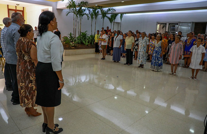 Condecoran a Vice Primera Ministra con Distinción 23 de Agosto  