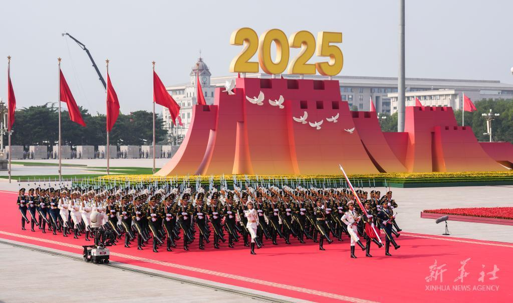 En la histórica plaza Tianamen, de Beijing, un desfile militar conmemoró este 3 de septiembre los 80 años de la victoria del pueblo chino contra la agresión japonesa en la guerra antifascista mundial. Foto: Xinhua.