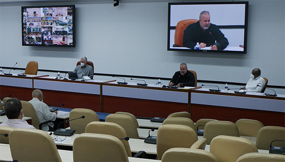 “Tenemos que mantener los protocolos establecidos y hay que elevar la percepción de riesgo”, subrayó el primer ministro. Foto: Estudios Revolución. “Tenemos que mantener los protocolos establecidos y hay que elevar la percepción de riesgo”, subrayó el primer ministro. Foto: Estudios Revolución.