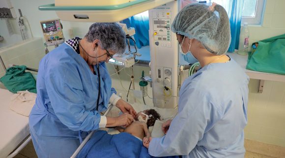 Un cartel: “Área estéril” anuncia la entrada a la sala de cuidados intensivos pediátricos del Hospital Provincial General Docente “Dr. Antonio Luaces Iraola” de Ciego de Ávila. Manos firmes –más sensibilidad y saberes adquiridos por años– sostienen a los niños que llegan a este lugar.