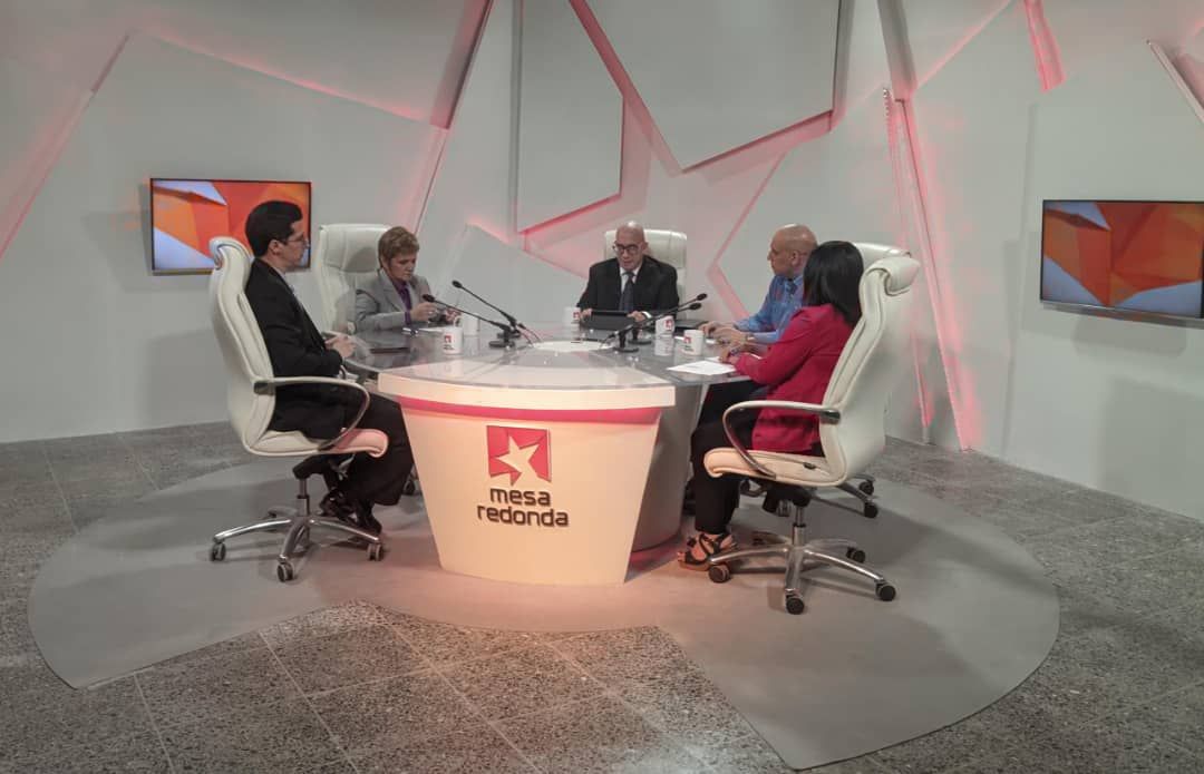 Directivos del Grupo Empresarial de la Ciencia, la Tecnología y el Medio Ambiente (INNOMAX), del ministerio de Ciencia, Tecnología y Medio Ambiente (CITMA), comparecen este este martes en la Mesa Redonda para dialogar sobre su misión, desarrollo y perceptivas.