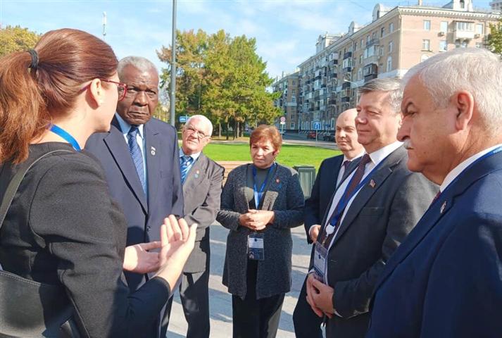 Esteban Lazo rinde tributo a Fidel Castro en Moscú. Fotos: Odette Diaz Fumero Esteban Lazo rinde tributo a Fidel Castro en Moscú. Fotos: Odette Diaz Fumero