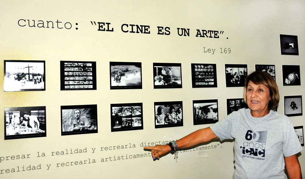 Lola Calviño, vicedirectora de la Cinemateca de Cuba, hace referencia a una muestra de la riqueza documental preservada en este centro del ICAIC. / Leyba Benítez