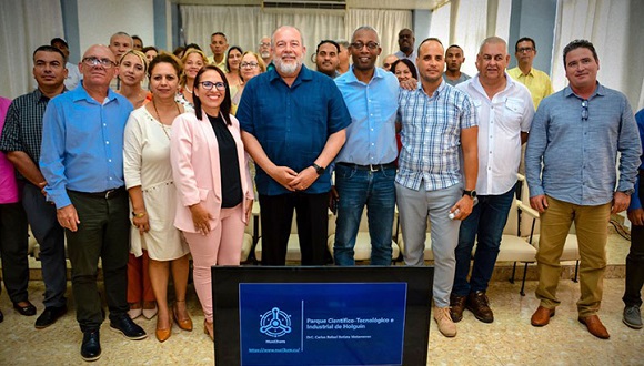 Marrero Cruz resaltó que la definición de prioridades, la integración de nuevas formas de gestión no estatal. Foto: ACN.