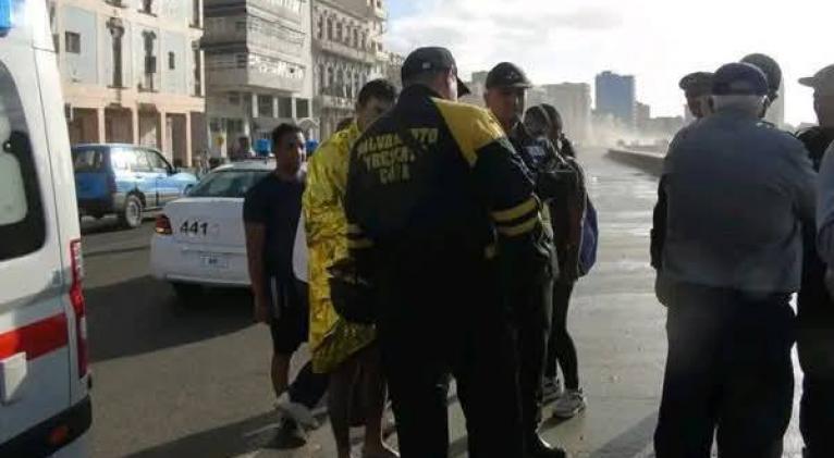 Intensa búsqueda de joven arrastrado por olas en el Malecón