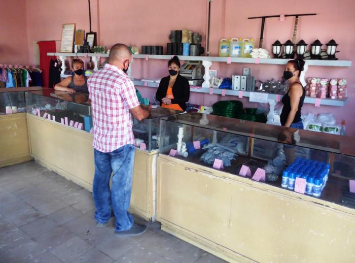  Estas decisiones modifican sustancialmente el papel de la inversión extranjera en el comercio interior e influirían en los problemas de desabastecimiento que aquejan al país. Foto: Freddy Pérez Cabrera 