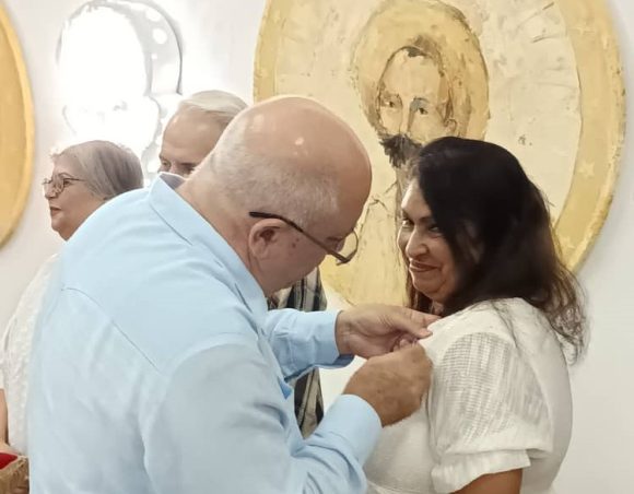 María Cristina Rodríguez Miranda, trabajadora de la Biblioteca Nacional, es condecorada por el Ministro de Cultura. Foto: Biblioteca Nacional de Cuba.