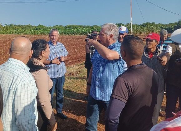 Presidente cubano visita centros productivos en Granma
