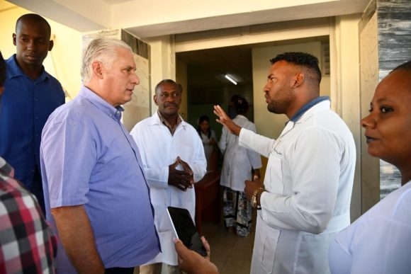 Díaz Canel recorre sitios de interés económico y social de Guantánamo. Foto: Redes sociales del presidente cubano.