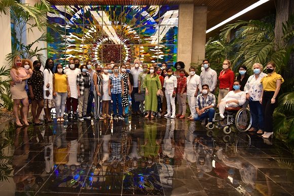 Encuentro de Díaz-Canel con representantes de la comunidad LGBTIQ+ en Cuba. Foto: Estudios Revolución. Encuentro de Díaz-Canel con representantes de la comunidad LGBTIQ+ en Cuba. Foto: Estudios Revolución.