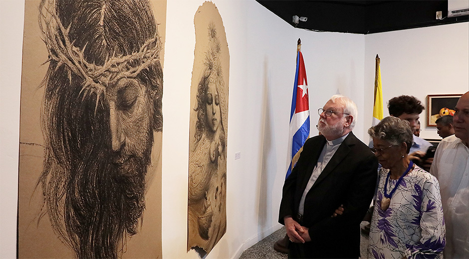 Inauguran en Galería Habana exposición “A un latido de distancia.