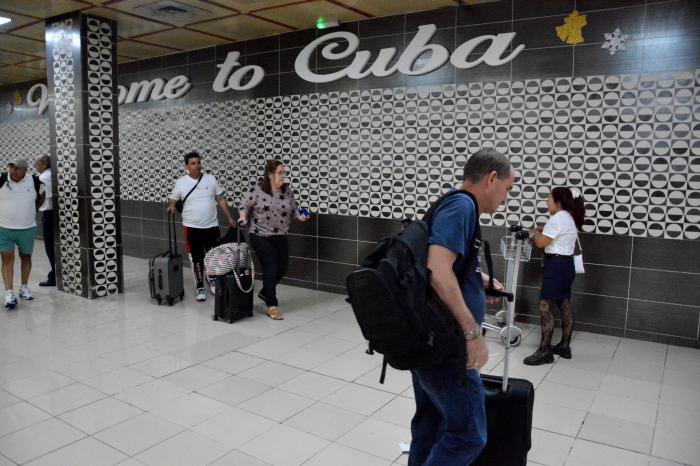 Queda sin efecto la permisibilidad de entrar al país con el pasaporte vencido. 