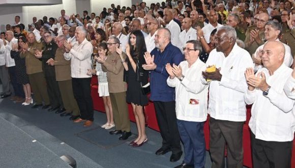 vRaúl y Díaz-Canel, junto a otros miembros del Buró Político, encabezaron la clausura de la reunión anual de jefes y jefas de misiones diplomáticas de Cuba en el exterior, que concluyó con una hermosa obra de la compañía de teatro infantil La Colmenita