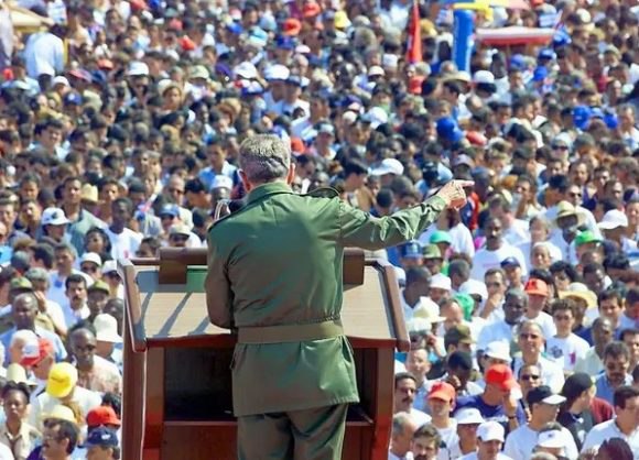 Fidel pronuncia discurso por el Día Internacional de los Trabajadores, en la Plaza de la Revolución "José Martí", el 1 de mayo de 2000. Autor: Liborio Noval. Sitio Fidel Soldado de las Ideas.