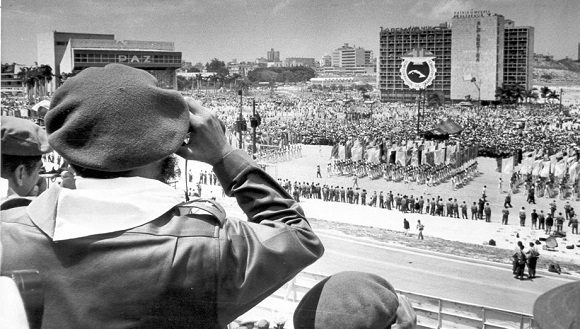 Preside el desfile y concentración popular por el Día internacional de los trabajadores, los cuales se extendieron por 14 horas. primer primero de mayo socialista, Plaza de la Revolución José Martí de la Habana. Foto: Alberto Korda Preside el desfile y concentración popular por el Día internacional de los trabajadores, los cuales se extendieron por 14 horas. primer primero de mayo socialista, Plaza de la Revolución José Martí de la Habana. Foto: Alberto Korda