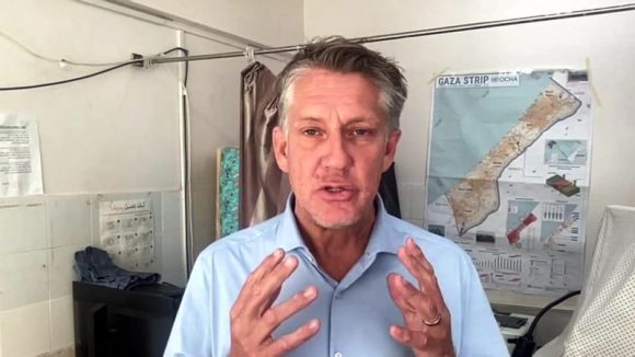 James Elder en el sur de la Franja de Gaza mientras era entrevistado el lunes por la BBC. James Elder en el sur de la Franja de Gaza mientras era entrevistado el lunes por la BBC.