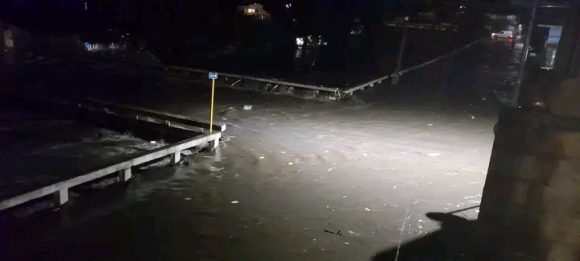 Fuertes lluvias provocaron inundaciones en algunos puntos de la ciudad de Santa Clara durante la noche de este miércoles. El Centro Meteorológico Provincial de Villa Clara, en sus últimas actualizaciones, al filo de la medianoche, confirmaba un acumulado de 150 mm de precipitaciones en dos horas.  En la intersección de las calles Martí y Toscano, las aguas del río Bélico sobrepasaron el puente y penetraron en algunas viviendas aledañas.  Tras la tormenta, las autoridades políticas, gubernamentales y de la Defensa Civil evaluaron daños y acompañaron a los vecinos.  No se lamentan pérdidas de vidas humanas, ni personas heridas.  La primera secretaria del Partido en Villa Clara Susely Morfa González, el vicegobernador Noel Cecilio Chinea y otras autoridades recorrieron los lugares afectados por la crecida del río. Foto: Henry Omar Pérez.  El nivel del agua comenzó a descender pasada la medianoche del jueves. Foto: Minoska Cadalso.  Foto: Minoska Cadalso.  (Con información de CMHW)