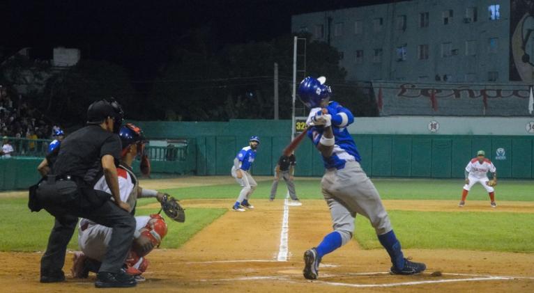 Juego entre Industriales (azul y gris) de La Habana y los Leñadores(blanco y rojo) de Las Tunas en la II Liga Élite del Béisbol Cubano, en el estadio Julio Antonio Mella, en Las Tunas, Cuba, el 7 de noviembre de 2023 . ACN FOTO/ Yaciel PEÑA DE LA PEÑA Juego entre Industriales (azul y gris) de La Habana y los Leñadores(blanco y rojo) de Las Tunas en la II Liga Élite del Béisbol Cubano, en el estadio Julio Antonio Mella, en Las Tunas, Cuba, el 7 de noviembre de 2023 . ACN FOTO/ Yaciel PEÑA DE LA PEÑA