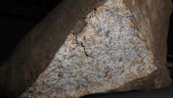 Cóndrulos en la matriz interior y corteza de fusión externa del meteorito. Foto: Dirección Provincial del Citma en Santiago de Cuba. Cóndrulos en la matriz interior y corteza de fusión externa del meteorito. Foto: Dirección Provincial del Citma en Santiago de Cuba.