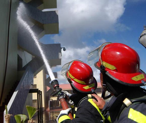 Integrantes del Cuerpo de Bomberos, durante un ejercicio demostrativo de evacuación masiva de personas y de extinción de incendio, correspondiente a la primera etapa de Meteoro 2010, realizado en el Hotel Copacabana de La Habana, Cuba, el 23 de mayo de 2010. Foto: ACN/Archivo.
