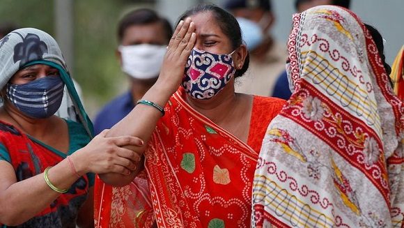 Una mujer llora tras la muerte de su marido a causa del COVID-19 a las puertas del depósito de cadáveres de un hospital en Ahmedabad, India. Foto: Reuters. Una mujer llora tras la muerte de su marido a causa del COVID-19 a las puertas del depósito de cadáveres de un hospital en Ahmedabad, India. Foto: Reuters.