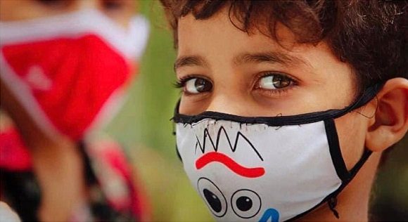 Niño con nasobuco Niño con nasobuco