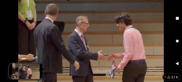 Los estudiantes Erick Jordan Valdés Abreu, del IPVCE Mártires de Humboldt 7, y César Endris Acosta Martínez, del IPVCE Máximo Gómez. Foto: Youtube