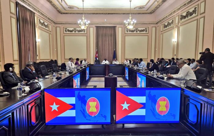 Intercambió Esteban Lazo con miembros del Cuerpo Diplomático de Asia y Oceanía acreditado en Cuba 