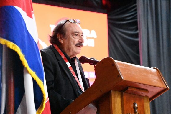 Ignacio Ramonet imparte la conferencia durante el Encuentro Internacional de Publicaciones Teóricas de Partidos y Movimientos de Izquierda. Foto: Presidencia Cuba/ Facebook