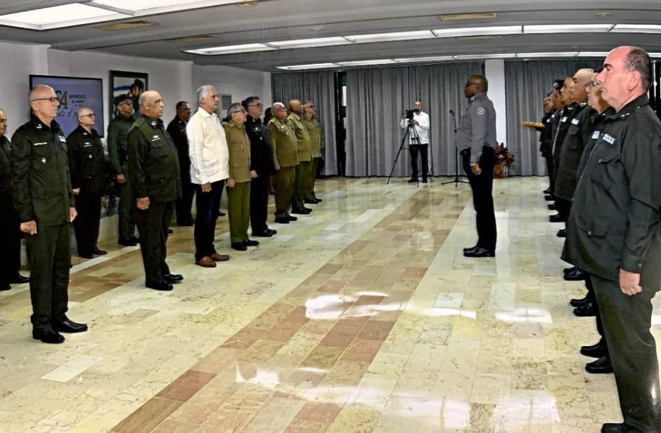 Acto de ascensos en ocasión del aniversario 64 del Minint, presidido por Raúl y Miguel Díaz-Canel.