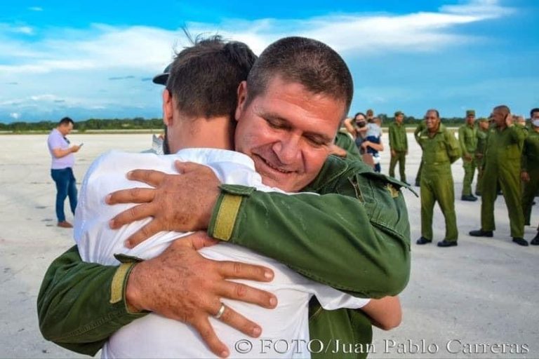 Regresan a casa tripulaciones de helicópteros que enfrentaron incendio en Matanzas. Foto: Juan Pablo Carreras/ ACN