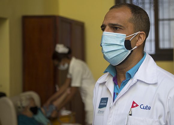 Dr. Santos Huete Ferreira, encargado de la investigación en el municipio Habana Vieja afirma que hasta el momento no se reportan efectos adversos graves relacionados con la administración de Soberana 02. Foto: Irene Pérez/ Cubadebate.