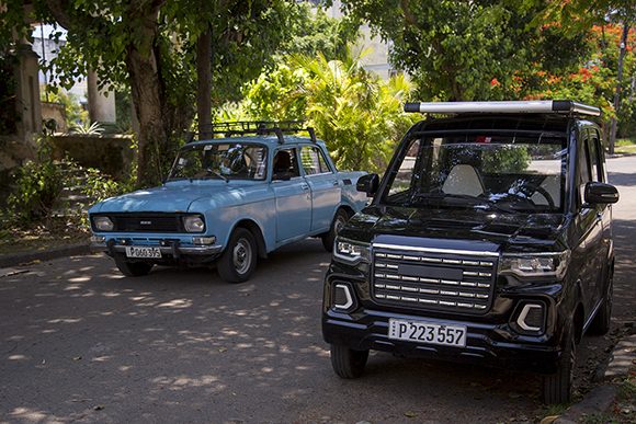 Carro eléctrico estacionado en una calle de La Habana. Foto: Irene Pérez/ Cubadebate. Carro eléctrico estacionado en una calle de La Habana. Foto: Irene Pérez/ Cubadebate.